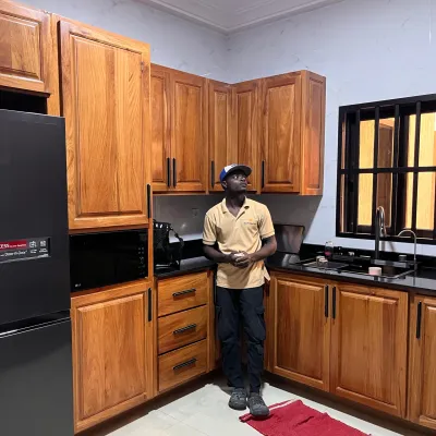 Cuisine sur mesure en bois réalisée par KAPITAGAN au Togo
